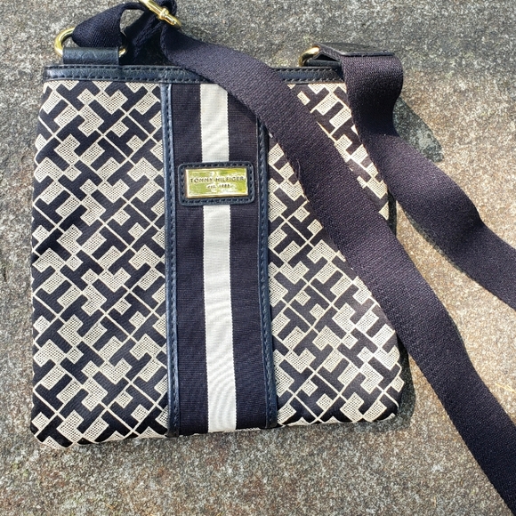 Tommy Hilfiger Signature Crossbody - Picture 1 of 5